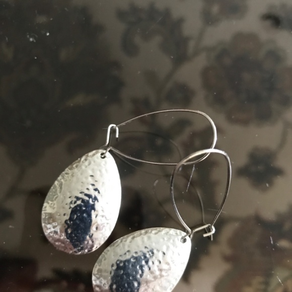 Pair of large raindrop shaped silver earrings - Picture 5 of 5